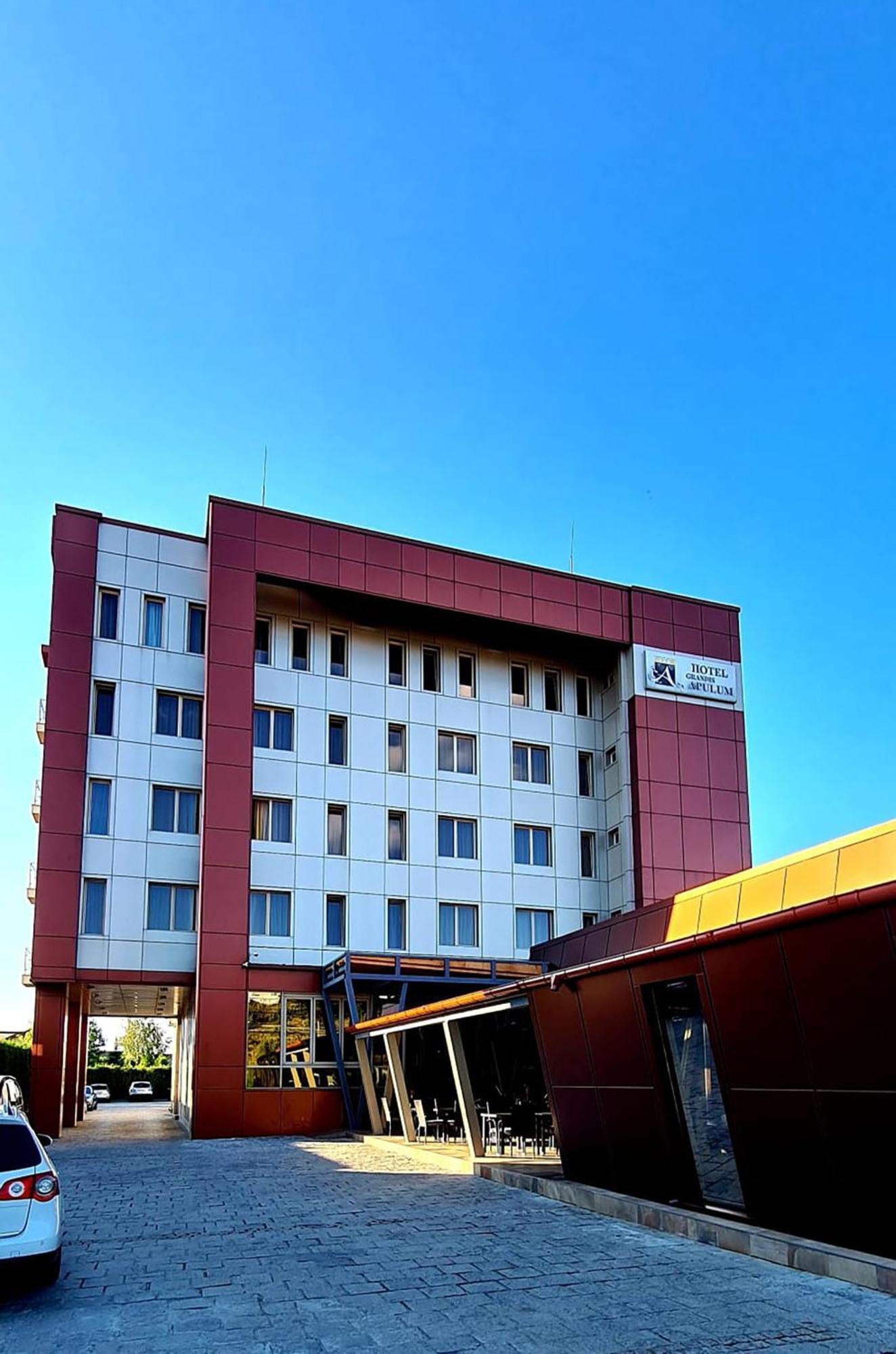 Hotel Grandis Apulum Mioveni Екстериор снимка