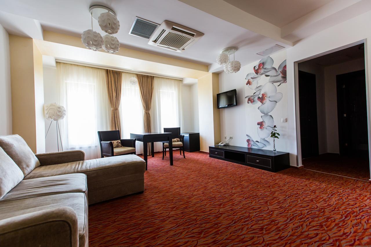 Hotel Grandis Apulum Mioveni Екстериор снимка
