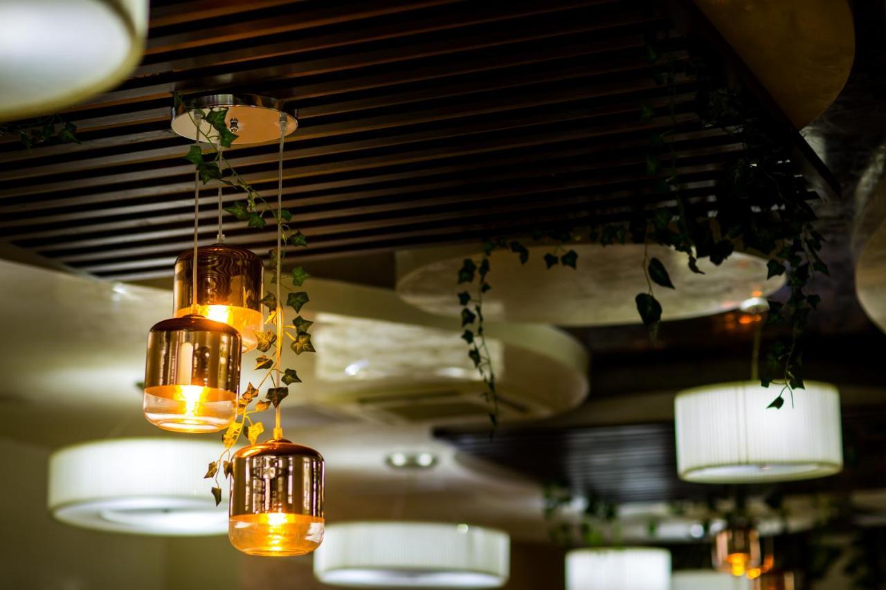 Hotel Grandis Apulum Mioveni Екстериор снимка